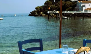 “Sopa de santola”, “Croquetes de garoupa” e “Caril de lagosta com arroz de hibisco”: sente-se à mesa no Portinho da Arrábida
