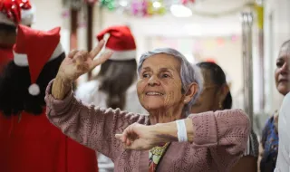 Idosa levada ao colo após hospital recusar cadeira de rodas