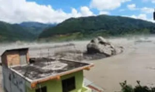 Imagens impressionantes mostram enxurrada a arrastar enorme rocha na fronteira entre o Nepal e a China