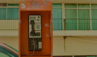 Antiga cabine telefónica é agora uma biblioteca de rua em Belmonte