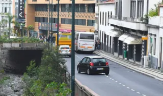Homem sofre queda em autocarro