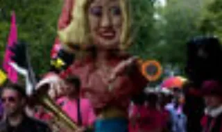 Fãs de Dolly Parton saem às ruas de Knoxville para homenagear a cantora