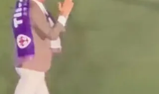«Um jogador mágico»: Rui Costa aplaudido de pé por milhares de adeptos da Fiorentina