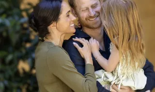 De galochas na lama a tardes de pesca. Meghan mostra nova vida dos filhos no Reino Unido