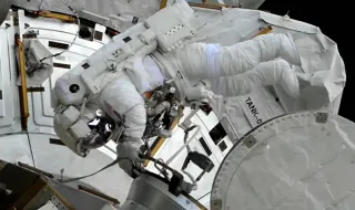 Astronautas da NASA e da ESA protagonizam (rara) caminhada espacial exclusivamente feminina