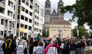 Milhares manifestam-se pela “democracia” na véspera de possível vitória histórica da AfD
