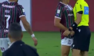 'Peitada' de árbitro a jogador do Fluminense tira Hulk do sério: «Isto não existe!»
