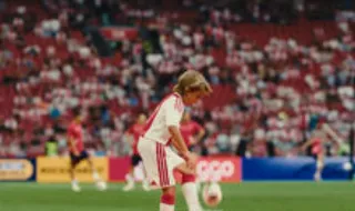 Miúdo do Ajax de 10 anos impressiona ao dar 3085 toques na bola: só parou porque... o jogo tinha de começar