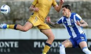 Defesa-central do FC Porto B emprestado ao Casa Pia