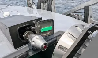 Marinha dos EUA reabastece barco-drone no mar com braço robótico