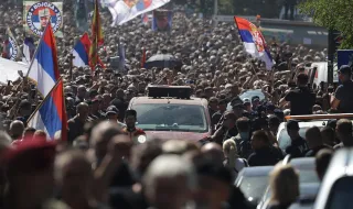 UE critica glorificação de criminosos de guerra após milhares assistirem ao funeral do "carniceiro da Bósnia"