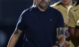 Um pássaro na mão que continua a voar