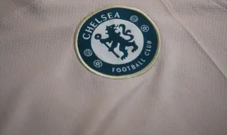 Welbeck decide e Chelsea passa sem sustos