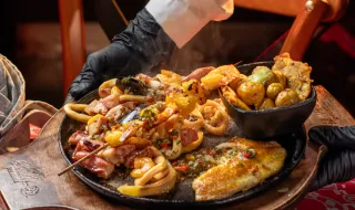Por que restaurantes estão acabando com as gorjetas nos EUA