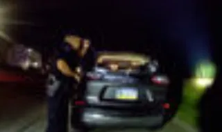Bodycam regista momento em que polícia encontra corpo de estudante dentro de bagageira de carro nos EUA