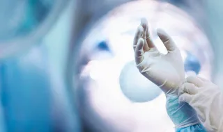 Cirurgias em horas extra estão a ser canceladas em vários hospitais devido aos cortes nos pagamentos aos médicos