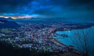 Chuva cai na Cidade do Rock e força público do dia do metal a colocar capas por cima das camisas pretas