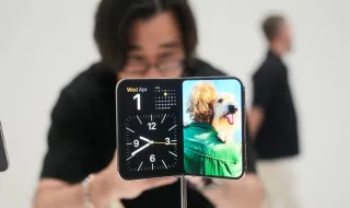 Samsung 'pica' Apple após chegada do primeiro iPhone dobrável: “A imitação é a mais sincera forma de elogiar”
