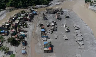 Lama, água e risco de novas cheias dificultam operações de resgate no Nepal