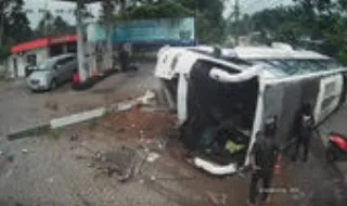 Imagens de videovigilância mostram autocarro a capotar ao tentar evitar acidente com mota na Índia