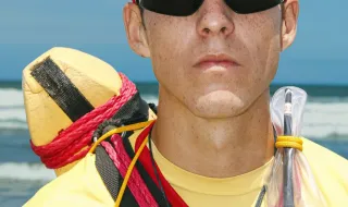 5. Corpo de coronel morto após queda de parapente em São Conrado é levado ao IML