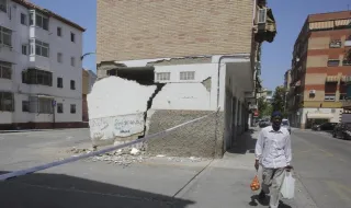 Desalojan otros tres bloques en Granada por el impacto de los terremotos