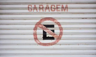 Inundação numa garagem na rua dos Arrependidos