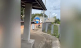 O momento em que comboio embate contra camião que ficou parado em linha férrea na Polónia