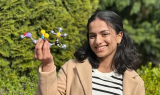 Aos 18 anos, criou um plástico que liberta enzimas para atacar microplásticos