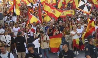Miles de personas se manifiestan en Ceuta en defensa de la ciudad por la crisis migratoria
