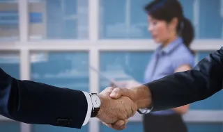 PIB Group procura novo CEO após saída de Brendan McManus