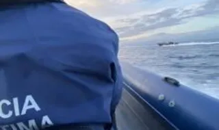 Cerca de 30 pessoas chegam de barco à praia de Sesimbra e escapam às autoridades