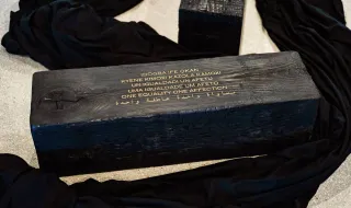 18 pedaços de madeira caídos no chão, 18 corpos simbólicos: Grada Kilomba conta histórias em Sintra