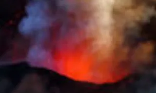Cinzas expelidas pelo vulcão Etna suspendem ligações ao aeroporto de Catânia, na Sicília