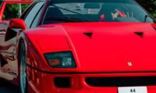Lewis Hamilton chega a Monza com um Ferrari F40, o carro dos seus sonhos