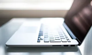 Come enquanto trabalha ao computador? Especialistas deixam alerta que o teclado pode ser um “refeitório de bactérias”