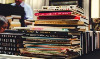Letónia proíbe livros de Rússia e Bielorrússia por "propaganda de guerra"