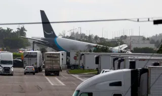 Avião de carga da Amazon sai da pista no aeroporto de Miami e acaba em chamas
