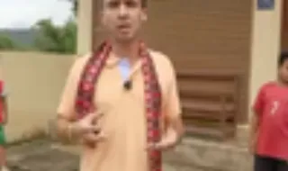 Criança sobrevivente da tragédia no Nepal joga futebol com camisola do CR7