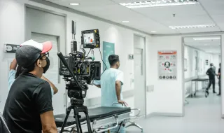 "Isto não é um filme": ambulância ucraniana cravada de balas exibida junto à embaixada russa em Lisboa