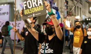 Em sabatina, Flávio Bolsonaro não explica destino de recursos obtidos com Vorcaro e admite erro do irmão no caso do tarifaço