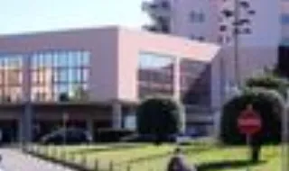Mãe abandona filha de três anos em frente a creche na Amadora e é levada para o hospital com alucinações