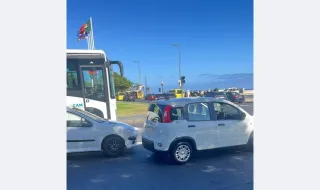 Embate entre duas viaturas no Funchal causa danos materiais