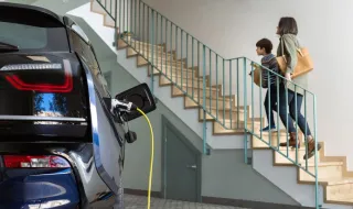 Posso carregar um carro elétrico numa tomada normal? O cuidado que não deves ignorar