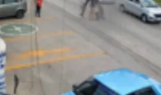 O momento em que funcionário de supermercado salva criança de ser atropelada no México
