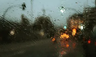 Encontrou uma moeda presa no para-brisas do carro? Saiba o que significa e como se pode proteger