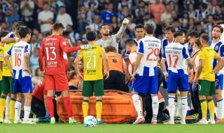 Victor Froholdt sofre concussão cerebral após choque de cabeças no jogo com o Moreirense