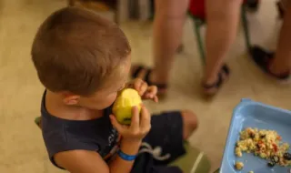 Vuelta al cole sin comedor: 1,2 millones de niños en riesgo de pobreza en España se quedan sin beca