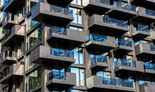 Proibidos de ir à varanda da própria casa. E, se não fizerem obras, têm de mudar de casa