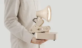 Este candeeiro parece da Pixar, mas vigia a postura e lê e-mails